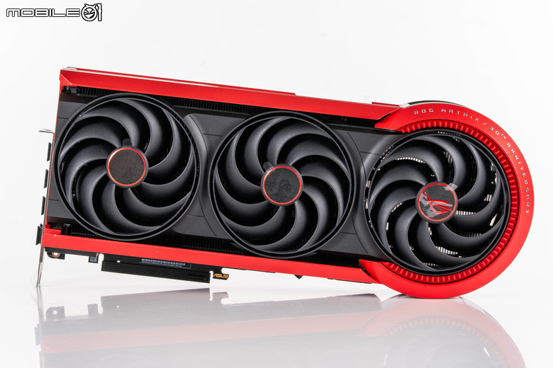 ROG Matrix Platinum GeForce RTX 5090 顯示卡開箱實測 集 30 周年經驗大成的頂級遊戲效能輸出者