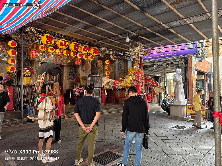 艋舺祖師廟、艋舺青山宮、萬華區史展示中心、艋舺謝宅、朝北醫院、青山宮、青雲閣、華西街夜市 — 臺北市區小旅行之艋舺老市街散步