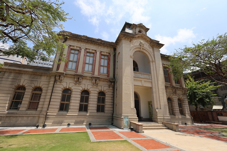 帶著R8的旅行 鷲嶺食肆 原台南測候所 吳園藝文中心 臺南知事官邸 億載金城