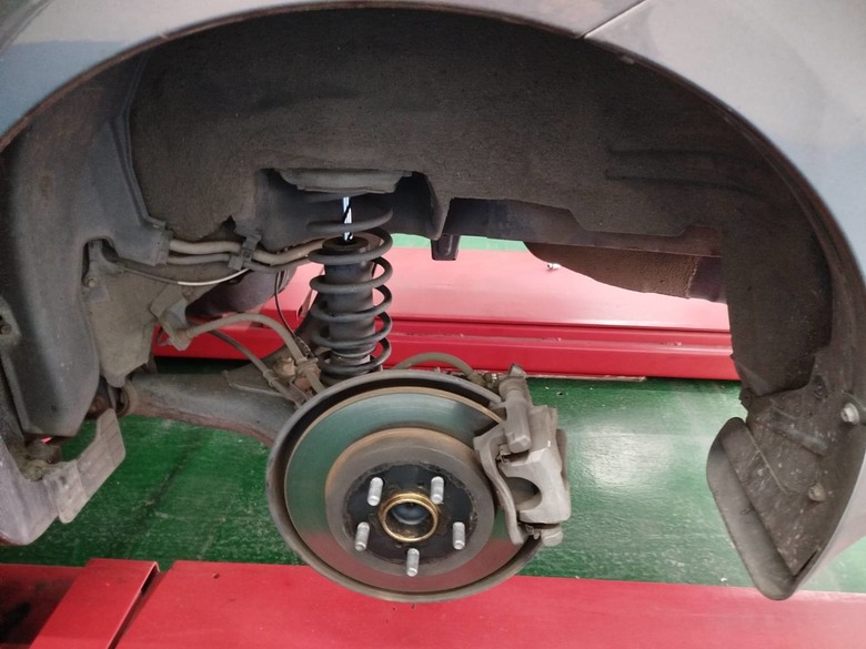 2010年10.5代 Altis 更換外場KYB黑桶前避震器+原廠後避震器