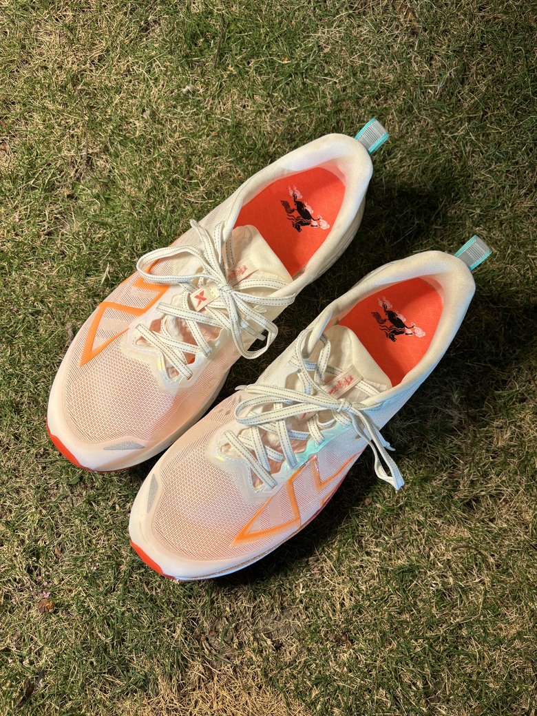 《跑鞋開箱》從耐磨跑鞋，到成熟的綜訓鞋，特步xtep「兩千公里 5.0」進化實測！