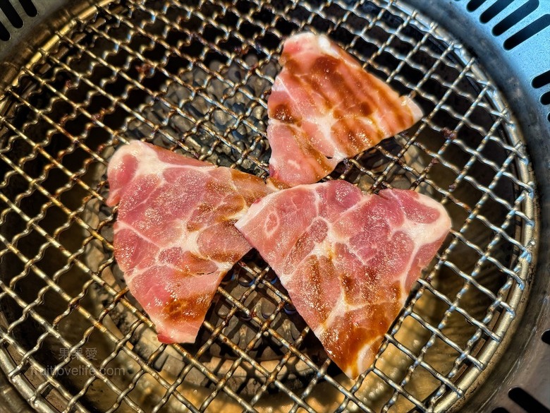 稻田美景燒肉店，套餐肉量十足，泰式沾醬超唰嘴又解膩