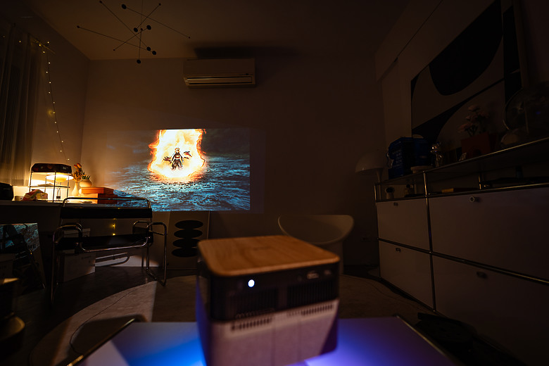 【評測】家裡最值得存在的那件科技傢俱：Epson EF-72 美學投影機