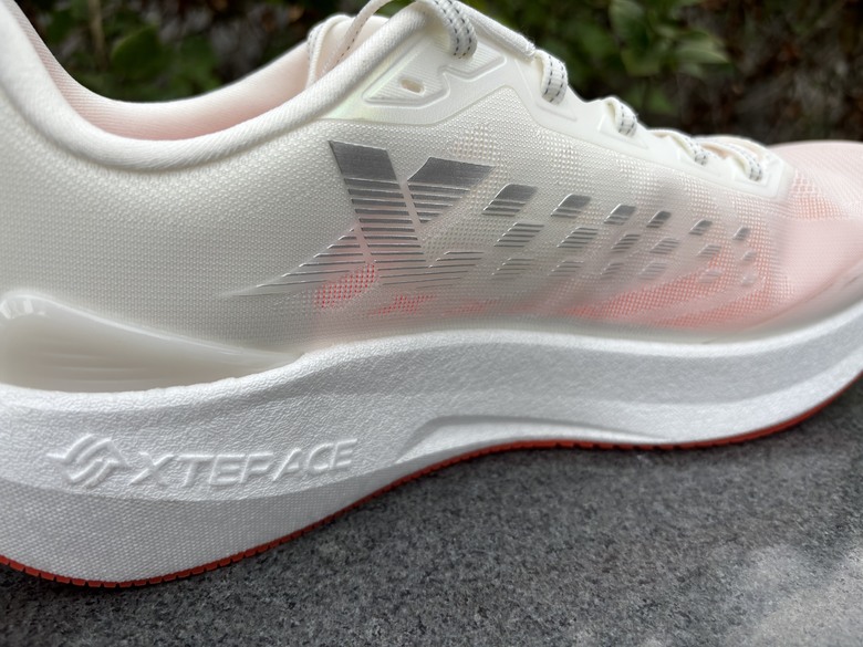 《跑鞋開箱》從耐磨跑鞋，到成熟的綜訓鞋，特步xtep「兩千公里 5.0」進化實測！