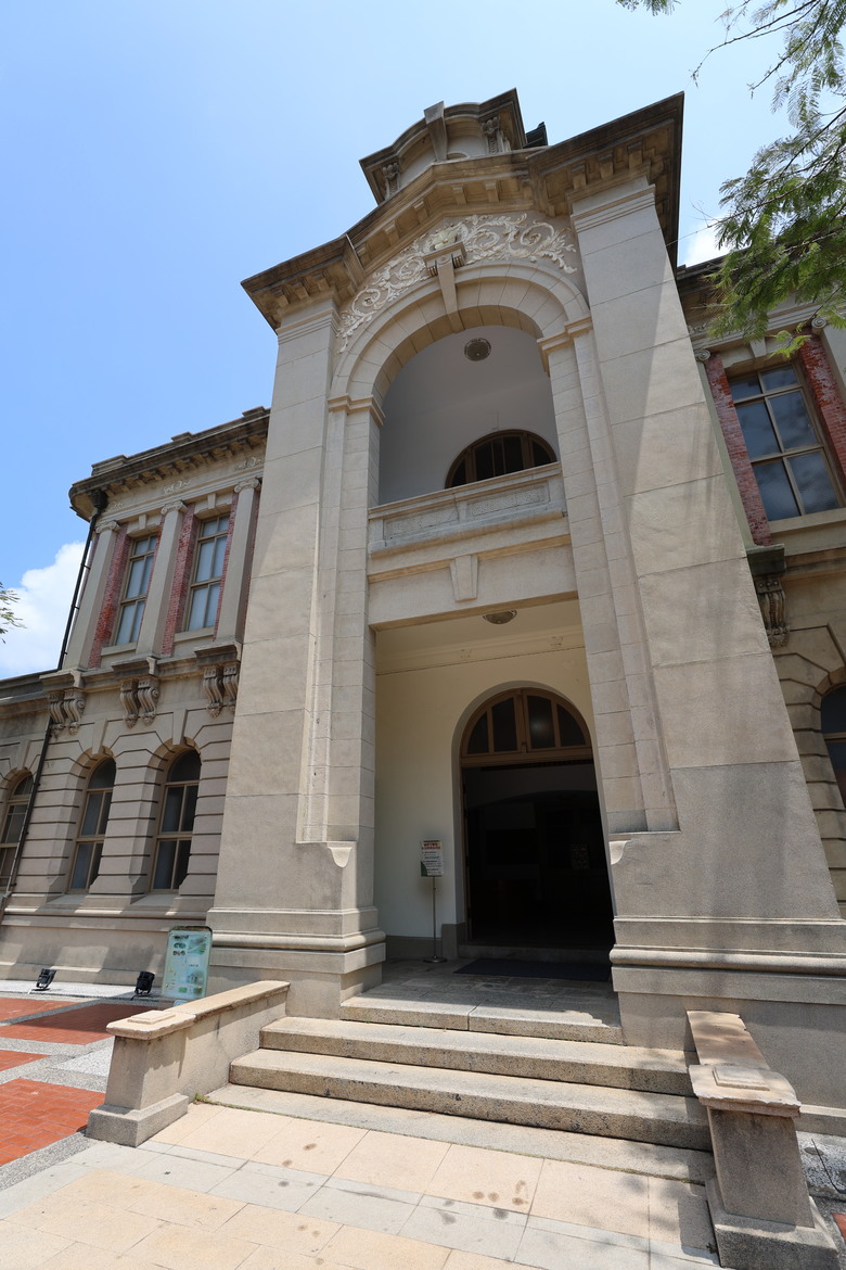 帶著R8的旅行 鷲嶺食肆 原台南測候所 吳園藝文中心 臺南知事官邸 億載金城