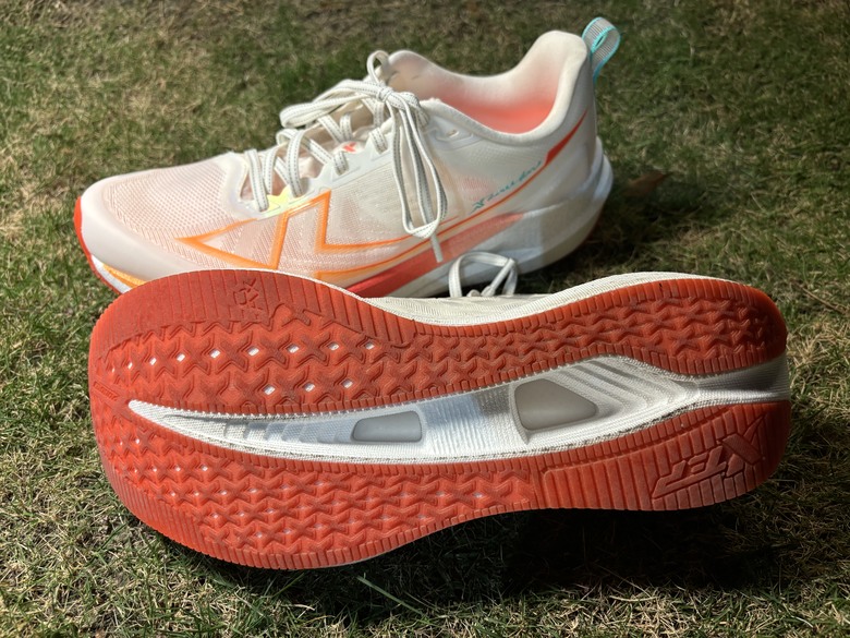 《跑鞋開箱》從耐磨跑鞋，到成熟的綜訓鞋，特步xtep「兩千公里 5.0」進化實測！