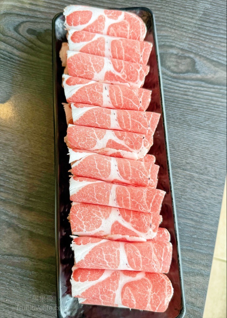 田野間超人氣泰式燒烤火鍋,湯頭三吃、高品質肉品、寵物友善、無服務費