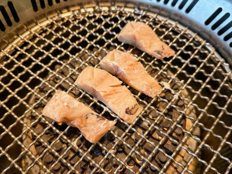 稻田美景燒肉店，套餐肉量十足，泰式沾醬超唰嘴又解膩
