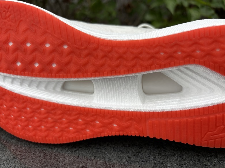 《跑鞋開箱》從耐磨跑鞋，到成熟的綜訓鞋，特步xtep「兩千公里 5.0」進化實測！