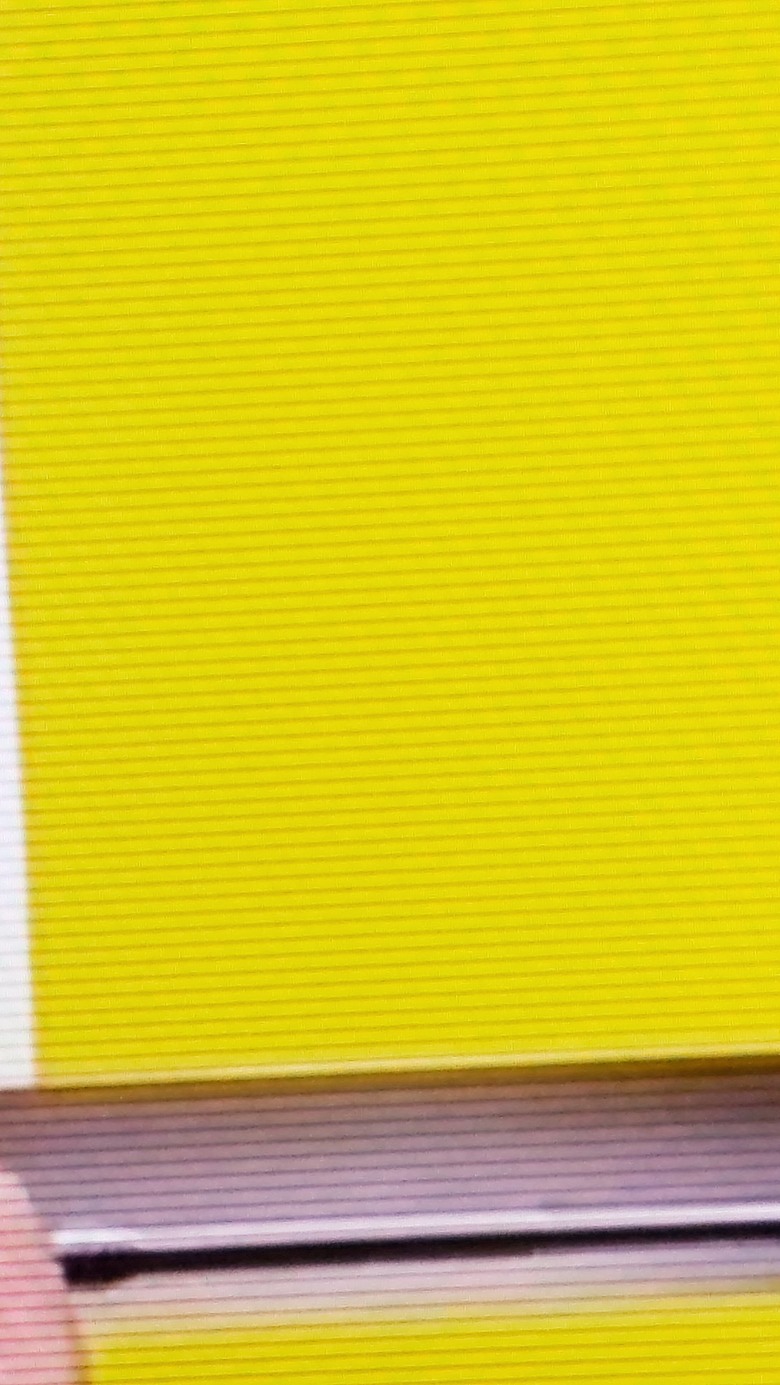 請教各位電視專家 75吋電視 仔細近看螢幕有細微平均如紗窗線條是正常嗎?(更新維修好~已經換新面板)