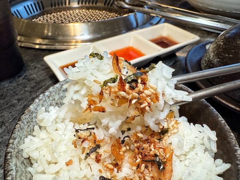 稻田美景燒肉店，套餐肉量十足，泰式沾醬超唰嘴又解膩