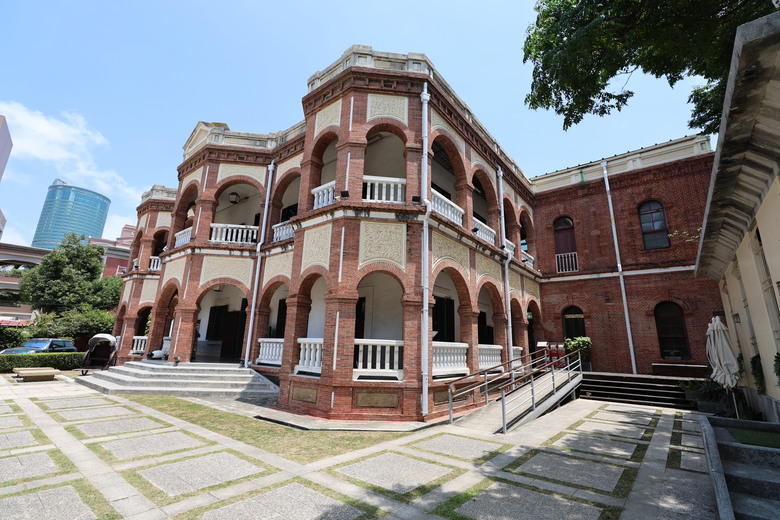 帶著R8的旅行 鷲嶺食肆 原台南測候所 吳園藝文中心 臺南知事官邸 億載金城