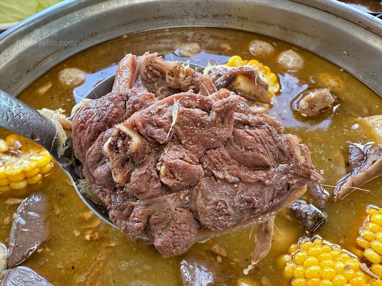 南投薑母鴨推薦，薑母鴨、胡椒全鴨還可以一鍋兩吃，山泉水養殖吳郭魚、現撈泰國蝦，埔里在地美食