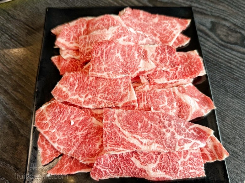 田野間超人氣泰式燒烤火鍋,湯頭三吃、高品質肉品、寵物友善、無服務費