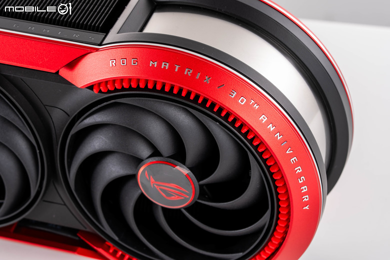 ROG Matrix Platinum GeForce RTX 5090 顯示卡開箱實測 集 30 周年經驗大成的頂級遊戲效能輸出者