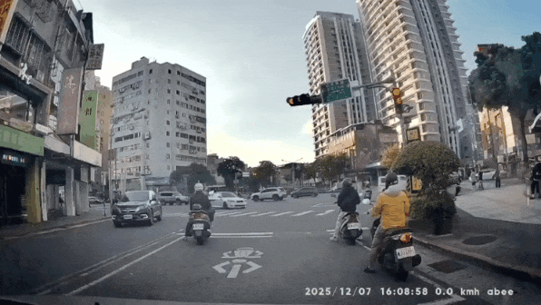 白米漿跑給警察追，猛撞機車