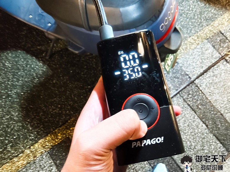 點我看大圖 開箱|【PAPAGO!】SP-10 便攜式打氣機 - 自帶螢幕、照明燈的 20L 大氣流小怪獸,從籃球、單車、摩托車、汽車都適用!