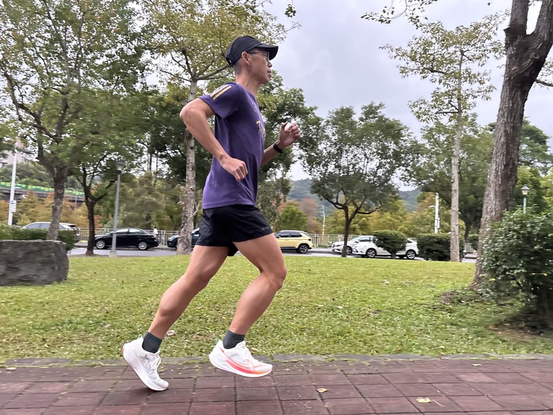 《跑鞋開箱》從耐磨跑鞋，到成熟的綜訓鞋，特步xtep「兩千公里 5.0」進化實測！