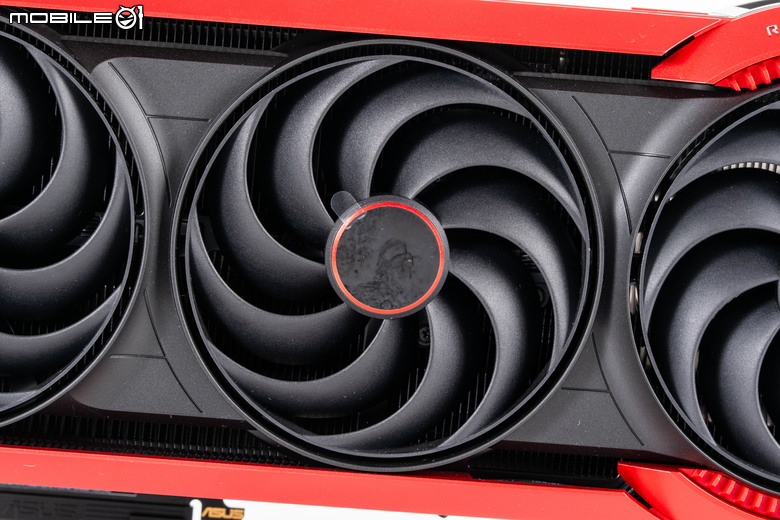 ROG Matrix Platinum GeForce RTX 5090 顯示卡開箱實測 集 30 周年經驗大成的頂級遊戲效能輸出者