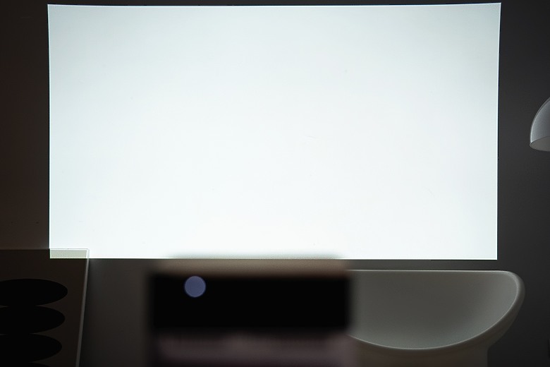 【評測】家裡最值得存在的那件科技傢俱：Epson EF-72 美學投影機