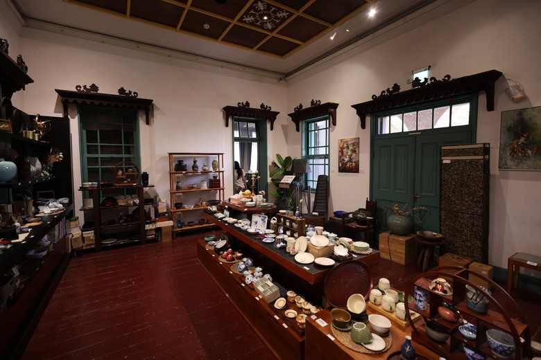 帶著R8的旅行 鷲嶺食肆 原台南測候所 吳園藝文中心 臺南知事官邸 億載金城