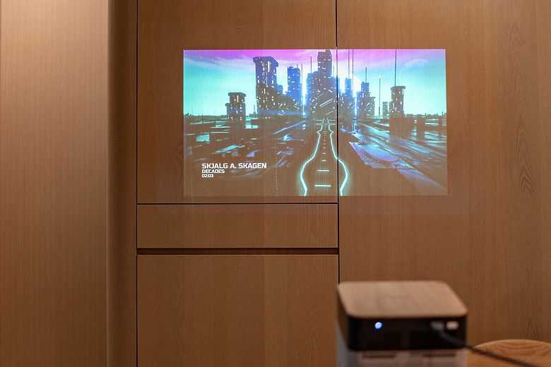 【評測】家裡最值得存在的那件科技傢俱：Epson EF-72 美學投影機