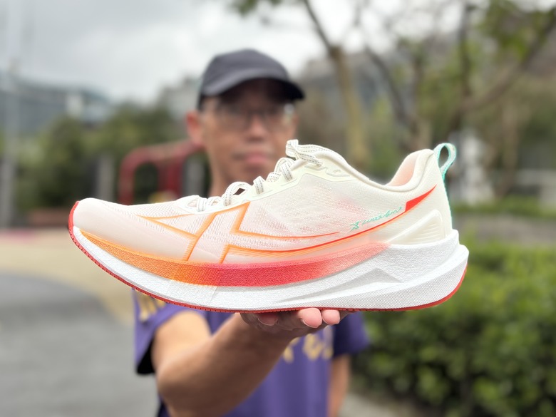 《跑鞋開箱》從耐磨跑鞋，到成熟的綜訓鞋，特步xtep「兩千公里 5.0」進化實測！