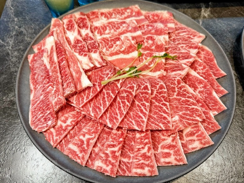 稻田美景燒肉店，套餐肉量十足，泰式沾醬超唰嘴又解膩