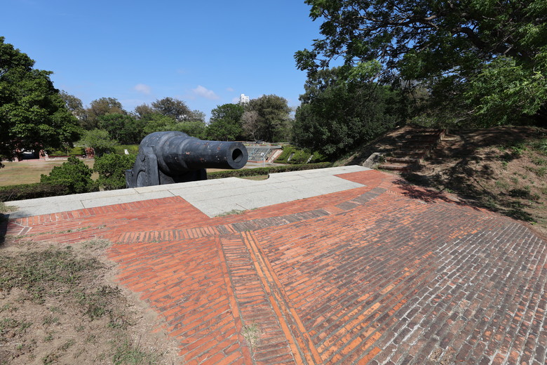 帶著R8的旅行 鷲嶺食肆 原台南測候所 吳園藝文中心 臺南知事官邸 億載金城