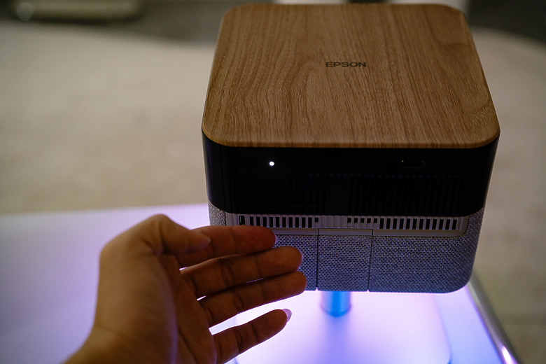 【評測】家裡最值得存在的那件科技傢俱：Epson EF-72 美學投影機