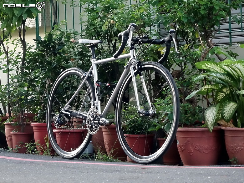 騎單車最後自行組裝鋼管公路車.