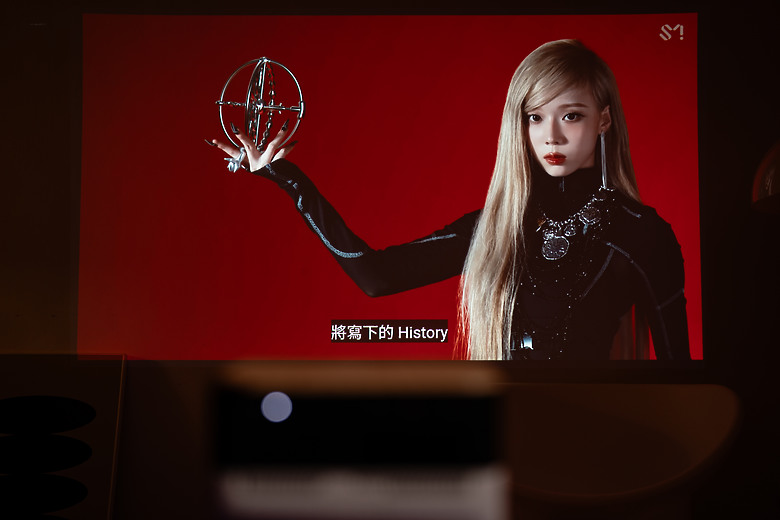 【評測】家裡最值得存在的那件科技傢俱：Epson EF-72 美學投影機