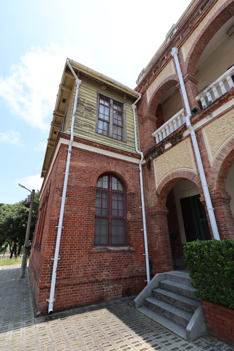 帶著R8的旅行 鷲嶺食肆 原台南測候所 吳園藝文中心 臺南知事官邸 億載金城