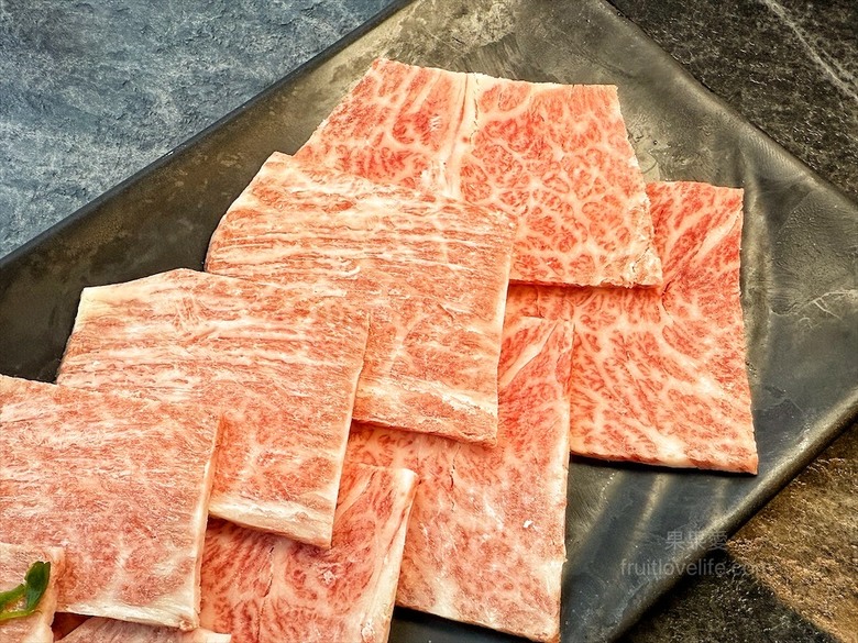 稻田美景燒肉店，套餐肉量十足，泰式沾醬超唰嘴又解膩