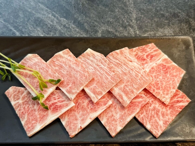 稻田美景燒肉店，套餐肉量十足，泰式沾醬超唰嘴又解膩