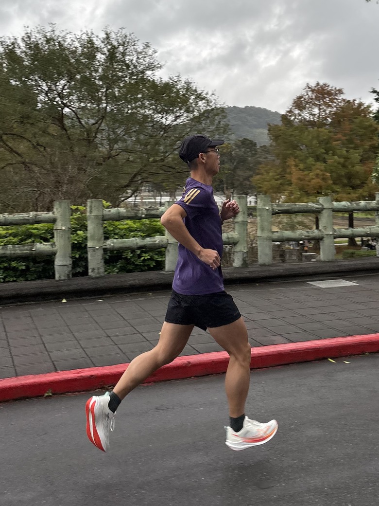 《跑鞋開箱》從耐磨跑鞋，到成熟的綜訓鞋，特步xtep「兩千公里 5.0」進化實測！