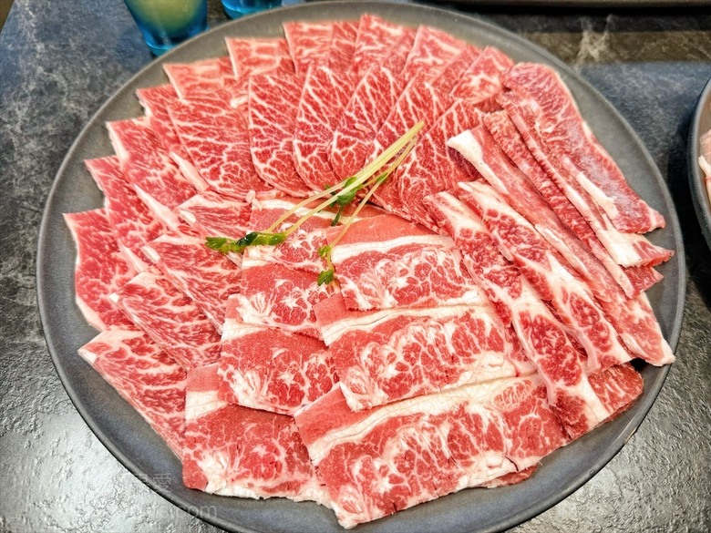 稻田美景燒肉店，套餐肉量十足，泰式沾醬超唰嘴又解膩