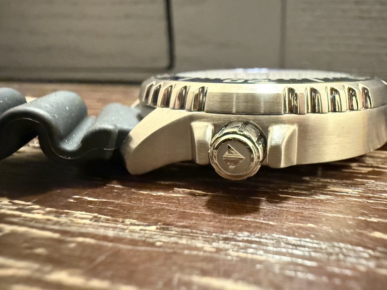 開箱 / 親民雪碧圈 CITIZEN 千彩之海 光動能潛水錶 BN0166-01L