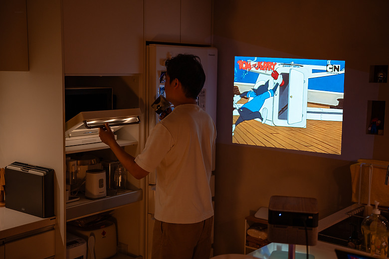 【評測】家裡最值得存在的那件科技傢俱：Epson EF-72 美學投影機