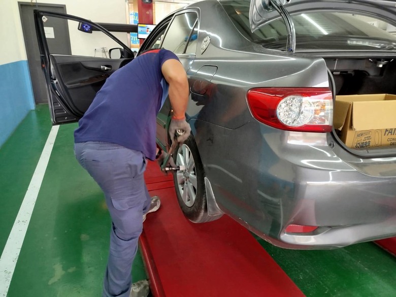 2010年10.5代 Altis 更換外場KYB黑桶前避震器+原廠後避震器