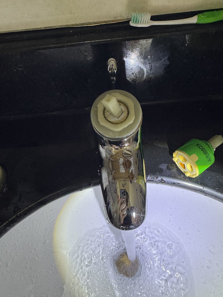 台灣水電工的日常-（終於完工）臉盆龍頭陶瓷軸心更換&陶瓷軸心分解保養+拉桿式落水頭墊片更換！