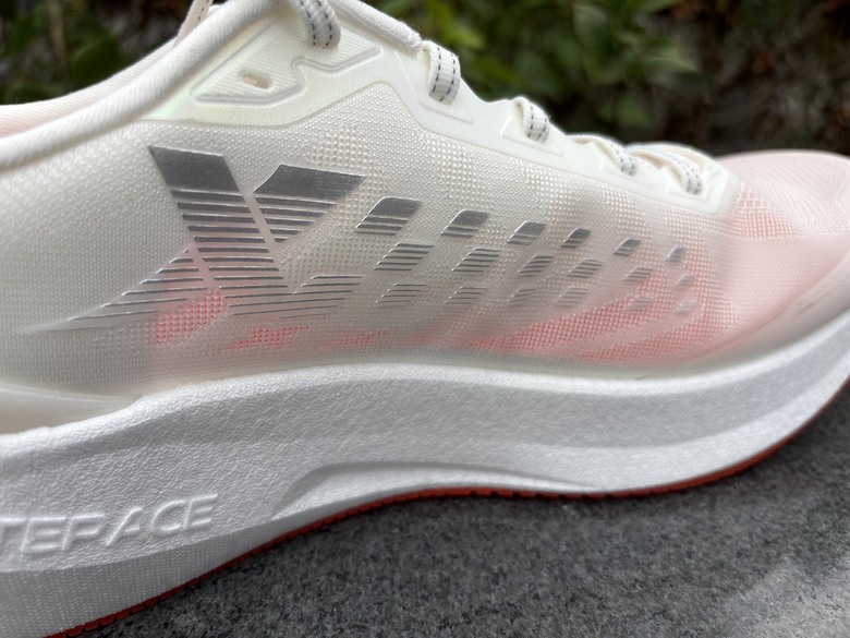 《跑鞋開箱》從耐磨跑鞋，到成熟的綜訓鞋，特步xtep「兩千公里 5.0」進化實測！