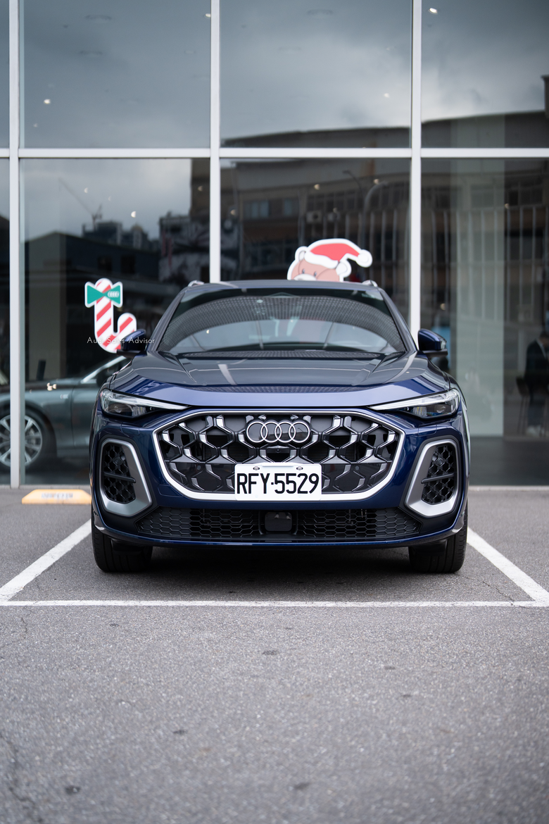 交車分享｜Audi Q5 TFSI quattro 150 kW S line｜金屬星際藍 Navarra Blue 2D