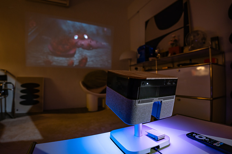 【評測】家裡最值得存在的那件科技傢俱：Epson EF-72 美學投影機