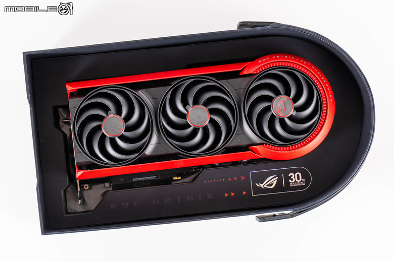 ROG Matrix Platinum GeForce RTX 5090 顯示卡開箱實測 集 30 周年經驗大成的頂級遊戲效能輸出者