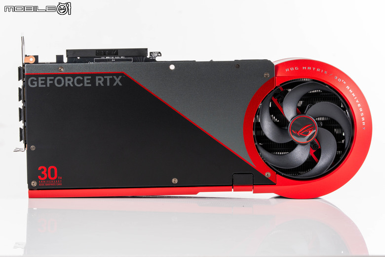 ROG Matrix Platinum GeForce RTX 5090 顯示卡開箱實測 集 30 周年經驗大成的頂級遊戲效能輸出者