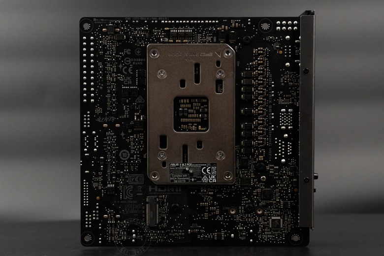 點我看大圖 ROG STRIX B850-I GAMING WIFI 主機板開箱 | 10+2+1 相 90A 供電、中高階旗艦迷你小板 Ft. 閃鱗 S300 ITX 機殼