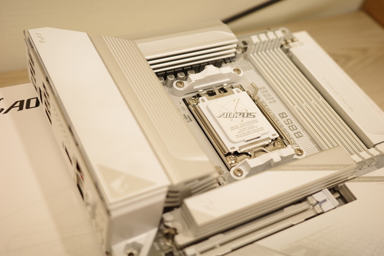 B850 Aorus Stealth ICE 開箱 與O11D Mini V2背插體驗