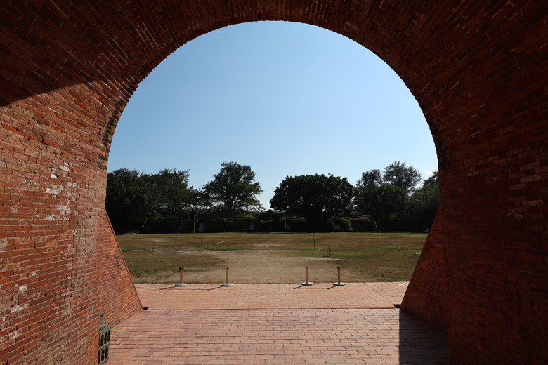帶著R8的旅行 鷲嶺食肆 原台南測候所 吳園藝文中心 臺南知事官邸 億載金城