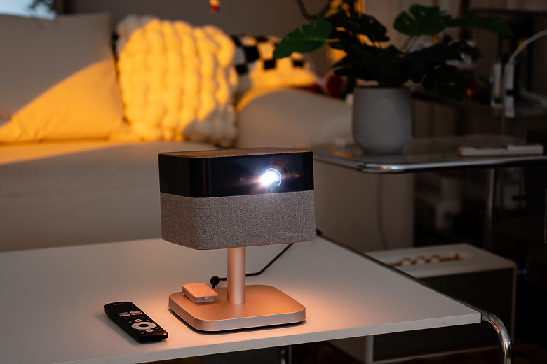 【評測】家裡最值得存在的那件科技傢俱：Epson EF-72 美學投影機